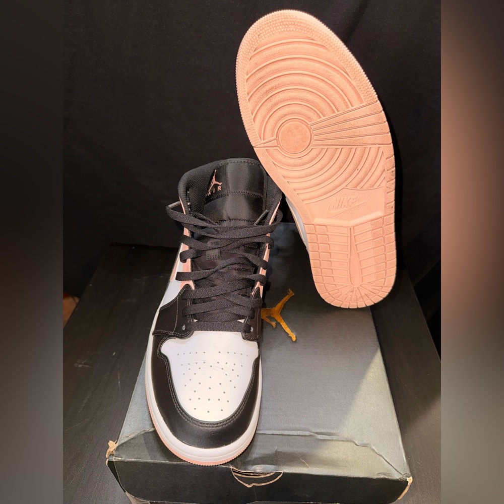 Air Jordan 1 Mid - Picture 3 of 8
